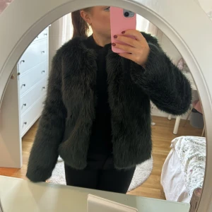 Grön pälsjacka - Grön pälsjacka från Bershka, aldrig använd🩷👏🏻
