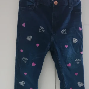 Blue Jeans  - This item has been used for 2 to 3 times. It is like brand new. If you wanna buy it then we can nagotiate the price. It is for age 10-11.
