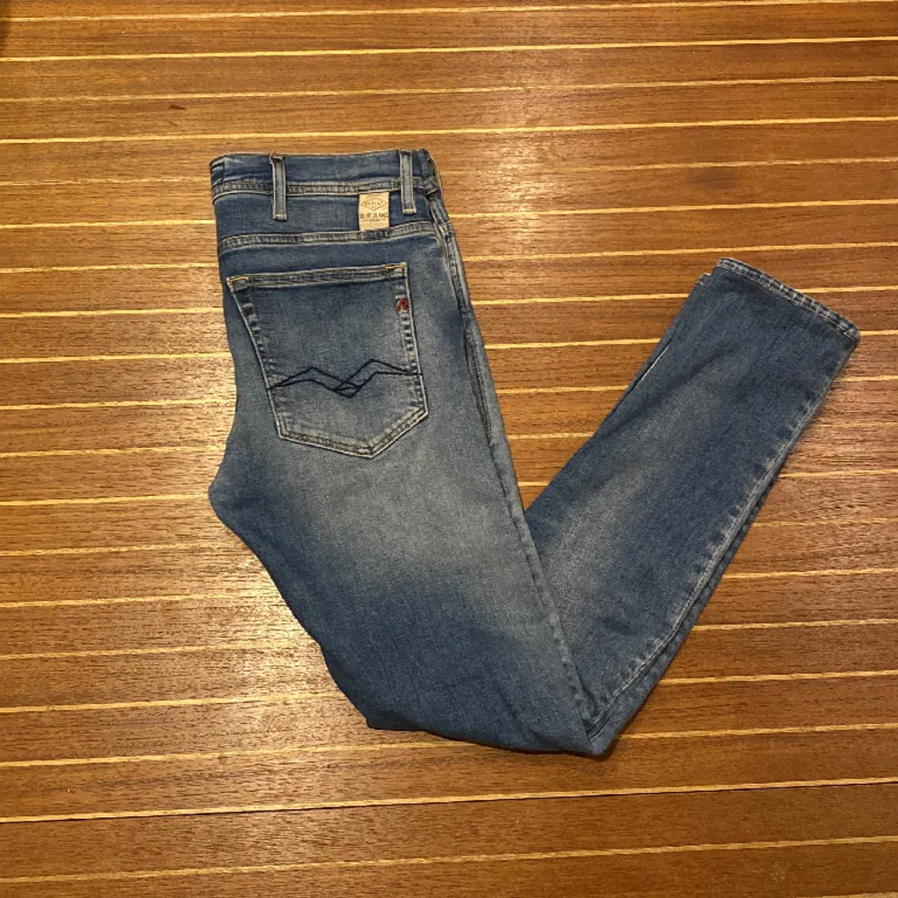 Tja! Säljer dessa snygga jeans då de inte kommer till användning. Modellen heter jondrill men sitter som anbass. Skick 9,5/10. Storlek 31/34 men sitter som 31/32. Hör av dig med frågor och funderingar!. Jeans & Byxor.