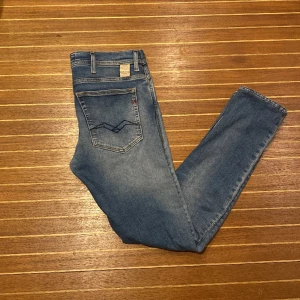 Replay jeans - Tja! Säljer dessa snygga jeans då de inte kommer till användning. Modellen heter jondrill men sitter som anbass. Skick 9,5/10. Storlek 31/34 men sitter som 31/32. Hör av dig med frågor och funderingar!