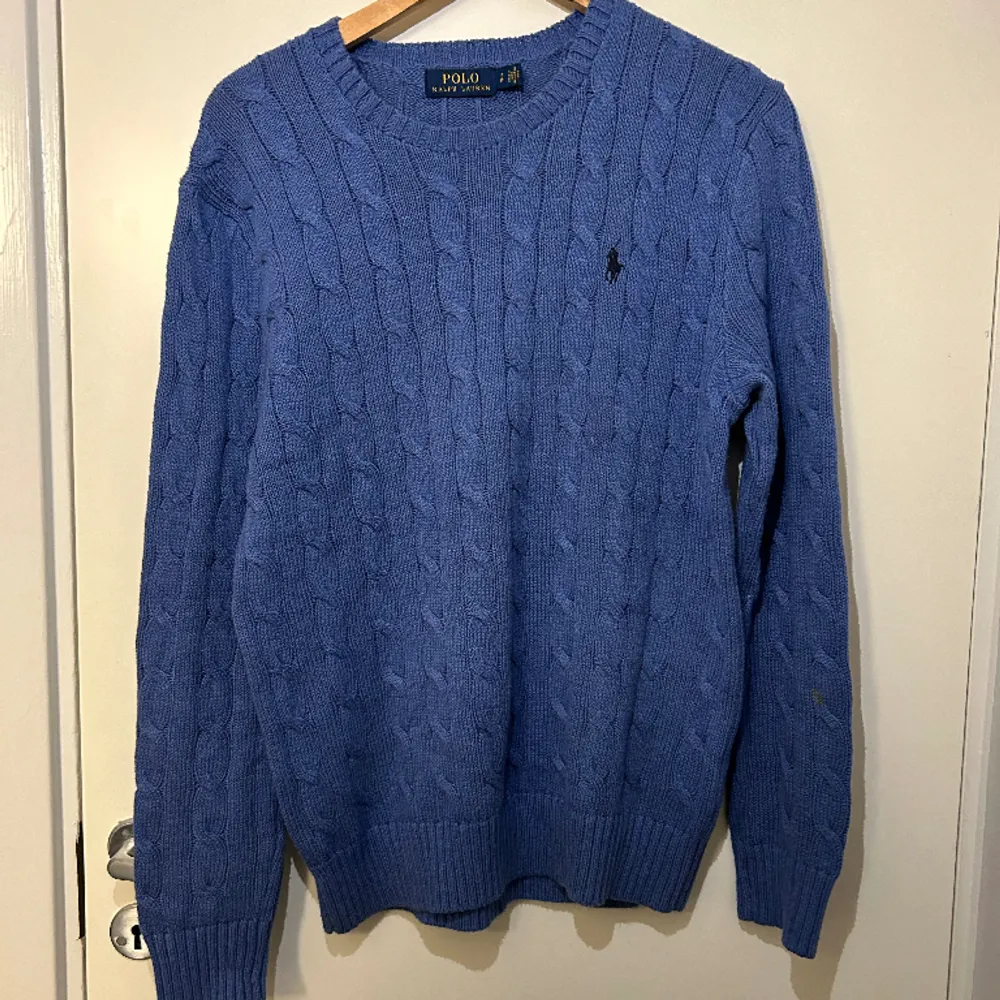 Stickad Polo Ralph Lauren tröja i blå, storlek S. Inga defekter. . Tröjor & Koftor.