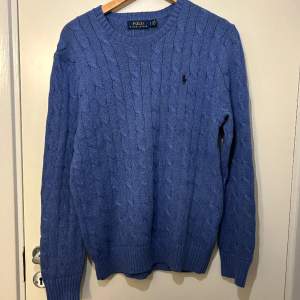 Stickad Polo Ralph Lauren tröja i blå, storlek S. Inga defekter. 