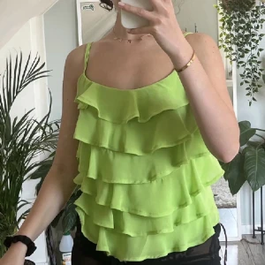Volang topp - Härligt grön volang topp som man knyter själv på ryggen efter smak och storlek 💕