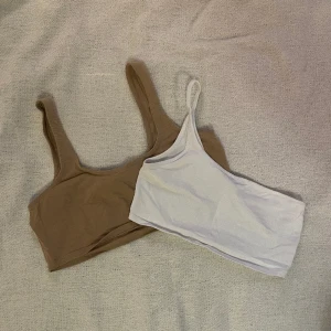 2 ”bralettes”/croptops - Två jättesöta bralettes. Den beiga är från bikbok & den vita är från ASOS. Båda i storlek S. Se bild 2 för mini sminkfläck.