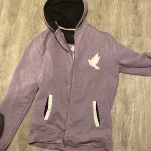 Zip hoodie  - Tröja från galagowear köpte den på plick. Dragkedjan är trasig. Är lite stor på mig som brukar ha xs