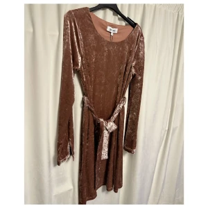 Festklänning/ aftonklänning från Dry lake small. Ny med tags!  - Klänning i rosa plysch, vacker klänning. Ny med lapp.  