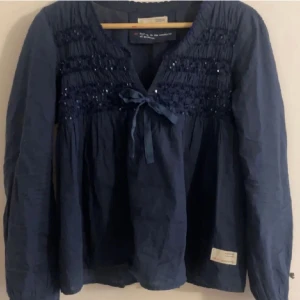 Odd Molly blus - Säljer min såå söta odd Molly blus som jag köpte här på Plick, har inga fler bilder. Priset är diskuterbart. Som ny i skick💕🌸