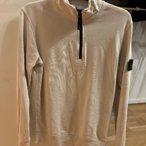 Stone island  - Säljer denna Stone island tröja i storlek pga av att den bara hänger o garderoben, den är använd ett fåtal gånger och är i väldigt bra skick. Pris kan såklart diskuteras.