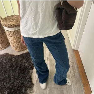 Manchesterjeans - !!Lånde bilder!! Jöttesnygga blåa manchesterjeans, inga fickor där bak. Från Zara🎀