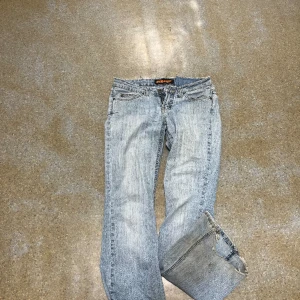 Lågmidjade jeans - Jag säljer dessa lågmidjade jeans då dem inte används! Dem är jätte fina men några hål i rumpan som man kan fixa till enkelt! Dem är lite för långa för mig som är 161. De är väldigt lågmidjade! 150 kr inkl frakt
