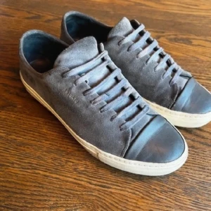 Arigatos  - Hej, säljer ett par arigatos i skick 8/10 finns lite creasing och såklart inte nyskick då dessa är använda. Hör av er vid funderingar eller önskan av flera bilder! Ny pris 2500kr. Mvh Joel