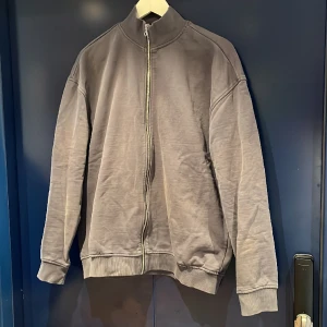 Kofta - Grå kofta från Weekday, storlek M