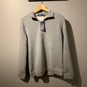 Ralph Lauren Half Zip - Säljer denna schyssta Half zippen från Ralph Lauren! Skick 9/10, Storlek M, pris går alltid att diskuteras! 