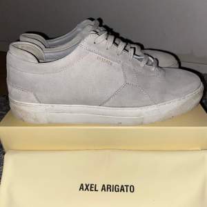 Fräscha skor från Arigato. 9/10 skick och endast använda ett fåtal gånger. Storlek 46, köpta för 2500kr nyss. Skriv om du har minsta fundering! Priset är diskuterbart. Allt OG ingår såklart 