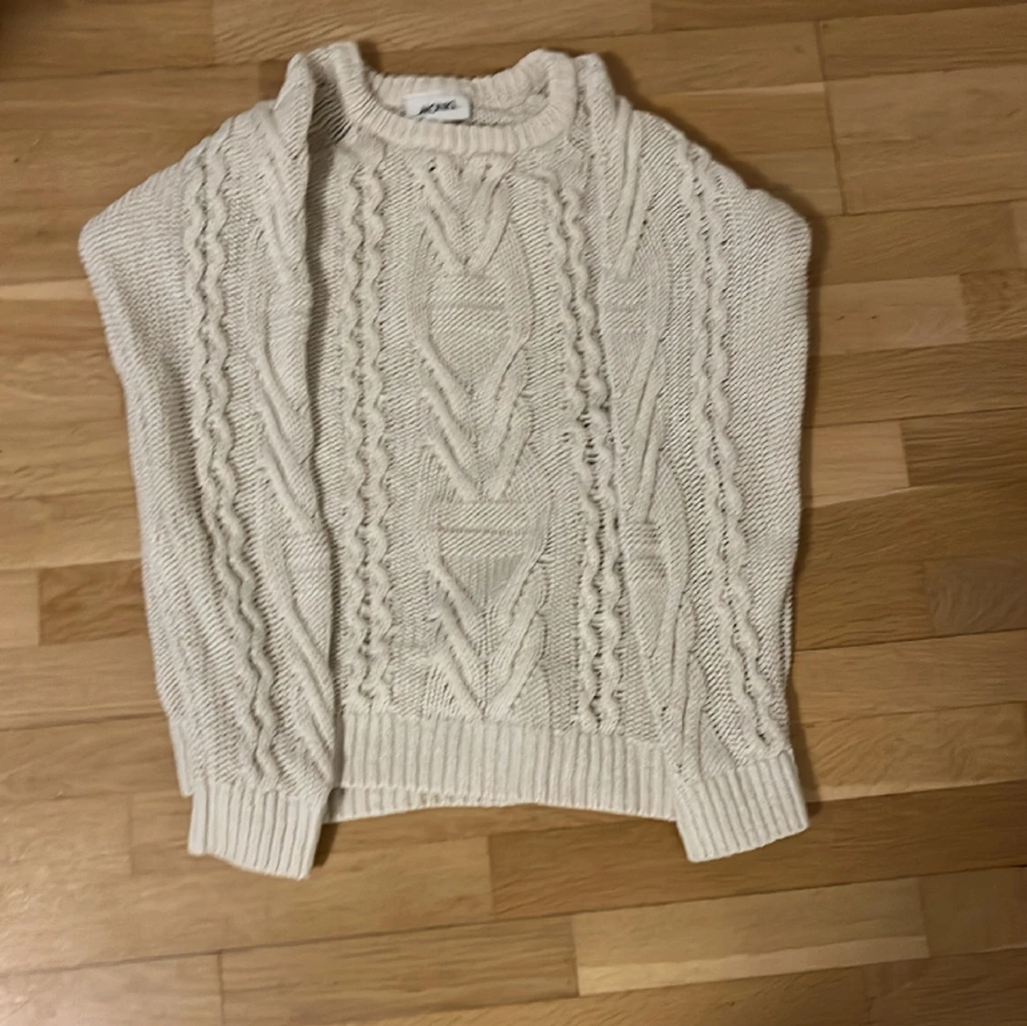 Kabelstickad sweater