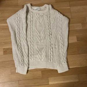Kabelstickad sweater  - En vit oversized kabelstickad tröja i skönt material o blank baksida, bra skick 🫶🏻 köparen står för frakt 📦 