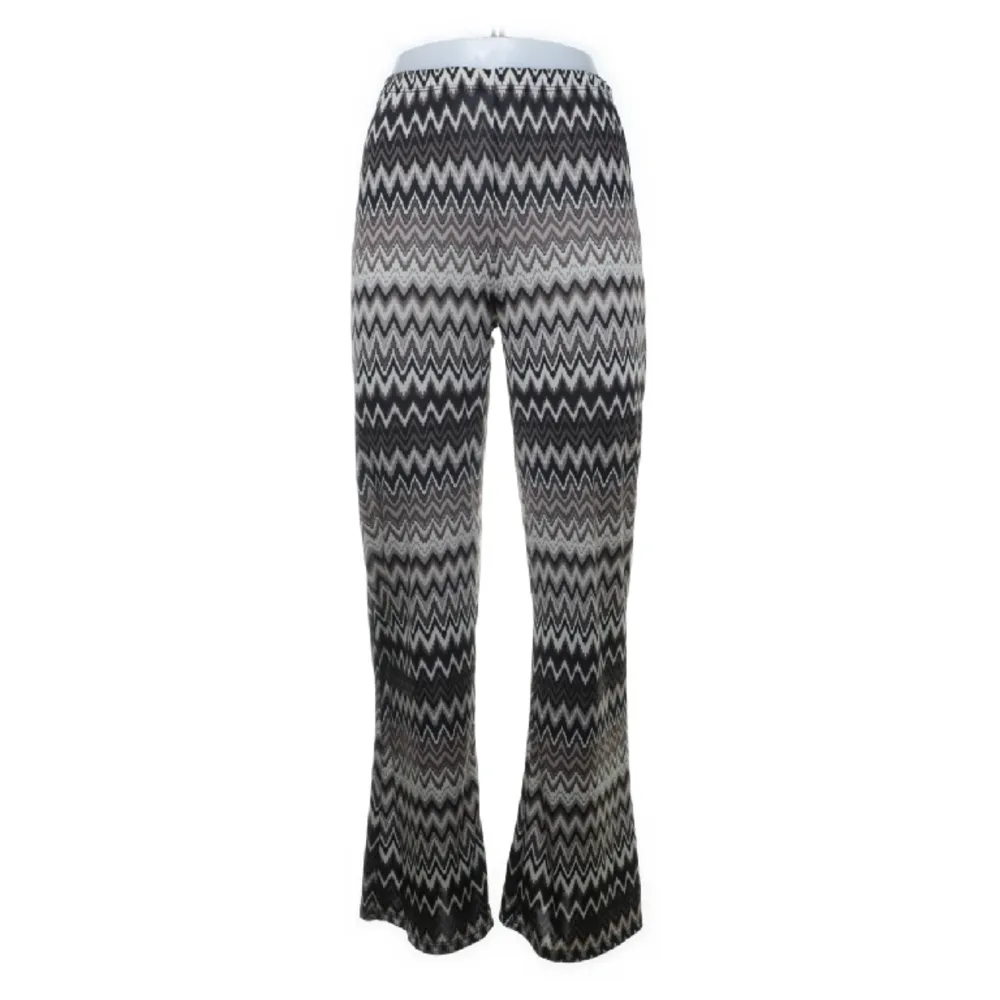 Hej! Söker dessa byxor i storlek M-L från gina tricot💓. Farkut & Housut.
