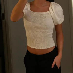 Vit topp - Vit topp i jättefint skick! Endast använd en gång 💖