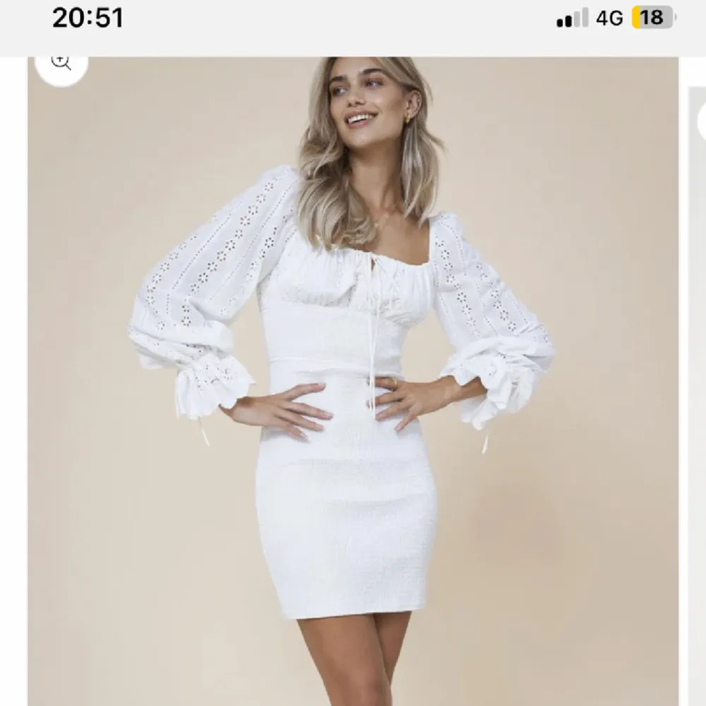 Säljer denna underbara klänning från Adoore! PERFEKT för studenten! Rosetten där fram saknas men går lätt att åtgärda med ett vitt snöre! Köpt för 1450kr och säljer för 799!🌸 Storlek 38 men passar mig perfekt som är en S!. Klänningar.