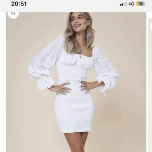 Säljer denna underbara klänning från Adoore! PERFEKT för studenten! Rosetten där fram saknas men går lätt att åtgärda med ett vitt snöre! Köpt för 1450kr och säljer för 799!🌸 Storlek 38 men passar mig perfekt som är en S!