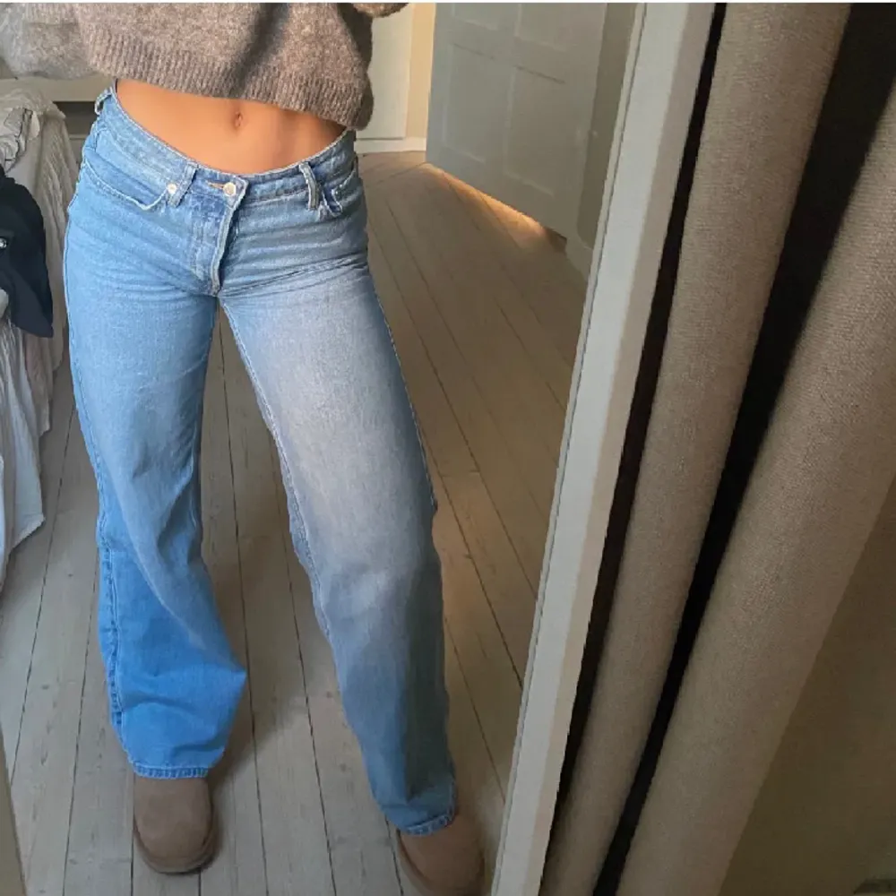 Säljer mina så så fina jeans från weekday! Low waist. Storlek 27/32 och sitter perfekt på mig som är 36/38!🌸 Köpt för 600kr och säljer för 400kr!. Jeans & Byxor.
