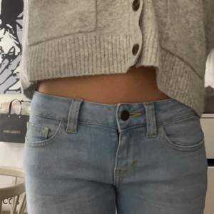 Säljer dessa skitsnygga jeans då dem inte kommer inte användning. Midjemått: 71 Innerbensläng: 77cm  Skriv gärna för frågor ❤️( lånade bilder )