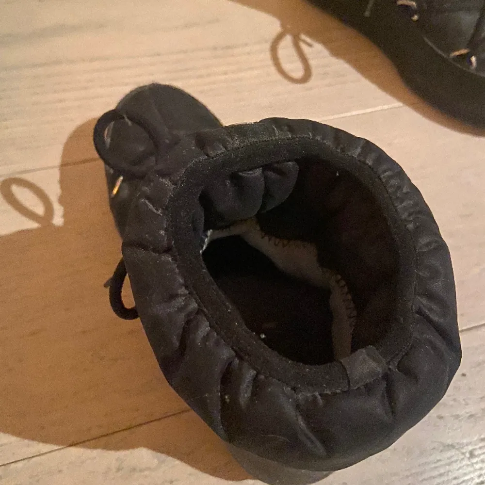 Dessa svarta moon boots fast en mindre version är så sköna och enkla. De är använda ett fåtal gånger och har inga skavanker. Hör av er vid fler frågor!. Skor.