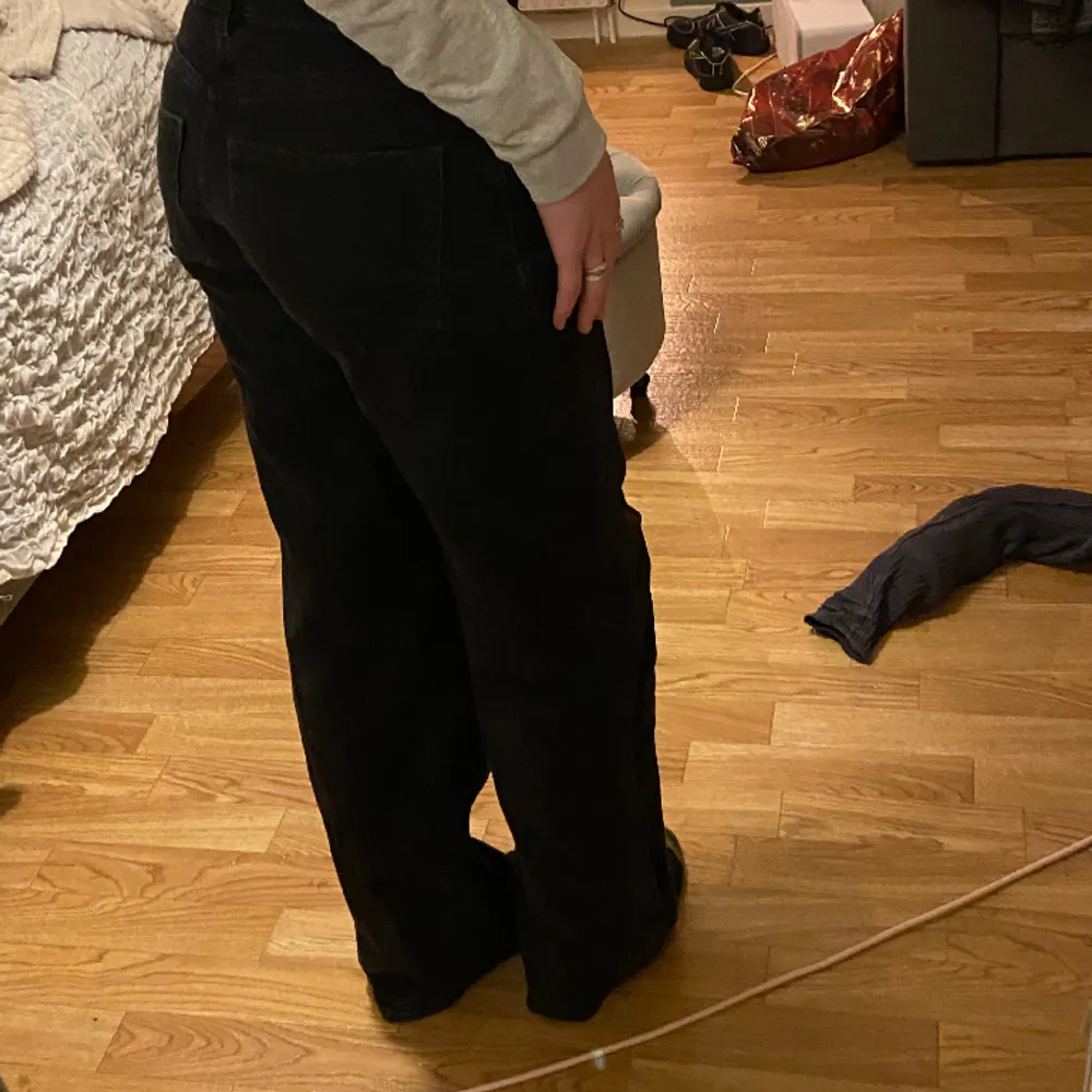 Asnice svarta baggy jeans i strl 27 som passar bra på mig som är 175 lång Finns en liten slitning bak på fickan. Farkut & Housut.