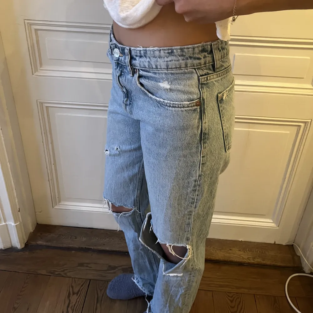 Jätte fina jeans från Zara i storlek 40! Knappt använda❤️❤️. Jeans & Byxor.