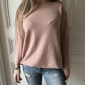 Söt Kashmir tröja  - Jätte söt Kashmir tröja! Väldigt sparsamt använd o h passar storlek S/M🫶🏻🥰🥰