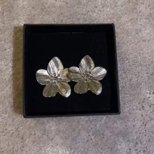 Blommörhänge i silver rostfritt stål 