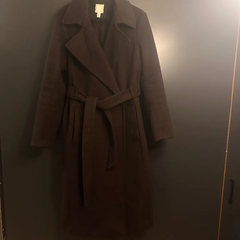 En klassisk kappa från H&M i den perfekta bruna färgen😍 kommer tyvärr inte till användning av mig längre. . Jackor.