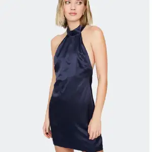 Säljer denna super fina bikbok klänningen med öppen rygg! Perfekt till nyår. Inga defekter 