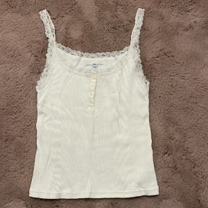 Brandy Melville linne - Säljer denna supersöta topp då det inte kommer till andvändning❣️ den är i superfint skick (inte använd mycket). Kontakta för mer info så svarar jag så snabbt jag kan❤️