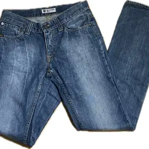 Ascoola low waist jeans från Tiger of sweden! Modellen heter Forslund och säljs inte längre. Nypris är runt 1900kr och de är inte använda!  Köpt på plick men passade tyvärr inte mig  Innerbenslängd: 85cm