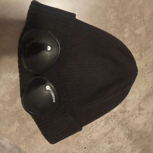 C.P company mössa - Svart cp mössa. Använd 3 gånger! Ny 1600kr nu 700kr!