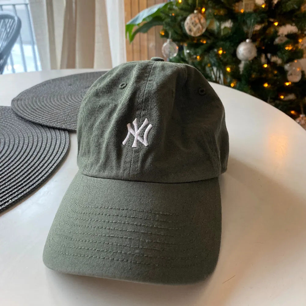 Äkta New york yankees keps inköpt från hatstore!🌟 I nyskick, använd typ 2 ggr. DM för fler bilder! Justerbar storlek. Pris kan diskuteras🫶🏻. Accessoarer.