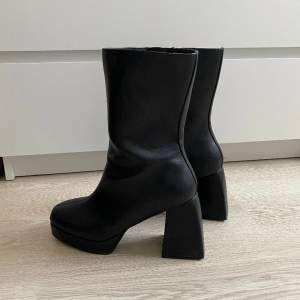 Svarta boots med klack från NLY Shoes i storlek 38. Använda men är i gott skick.