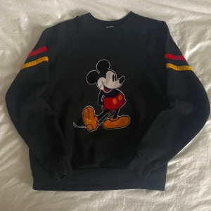 Vintage mickey mouse tröja - Snygg vintage crewneck/tröja🔥inga skador elle liknande. Hör av dig vid frågor, kan postas eller hämtas upp i Jönköping!