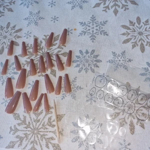 Lösnaglar - Super fina lösnaglar, manikyrpinne samt dubbelsidig nagel tejp🥰 Allt helt oanvänt