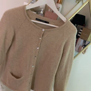 Kashmir 100 % S  - Gudrun Sjödén  kofta  100 % Kashmir  Jättemjuk och fin tröja.!   Beige storlek S  Pärlemor knappar 