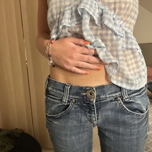 Lågmidjade jeans - Säljer dessa perfekta mörkblå lågmidjade jeans. Älskar dem men har många liknande. Köpta på episode i Köpenhamn. Jag är 170 som referens man kan även sprätta upp dem men där nere om man skulle vilja💕