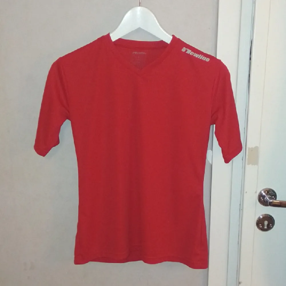 Röd T-shirt i träningsmaterial. Bra skick. Strl S. Newline. . T-shirts.