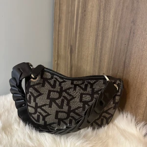 DKNY - DKNY väska, köpt längesen men är i ett väldigt bra skick inga slitningar eller så. 500kr🤍