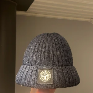 Stone Island - Mössa - Säljer min riktigt sköna Stone Island mössa av den enkla anledningen att jag inte använder den! Använd ett fåtal gånger då jag inte passar i mössa. Hör av er vid frågor eller funderingar! (Såklart äkta)