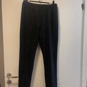 Glittriga kostymbyxor  - Glittriga kostymbyxor i bomullstyg