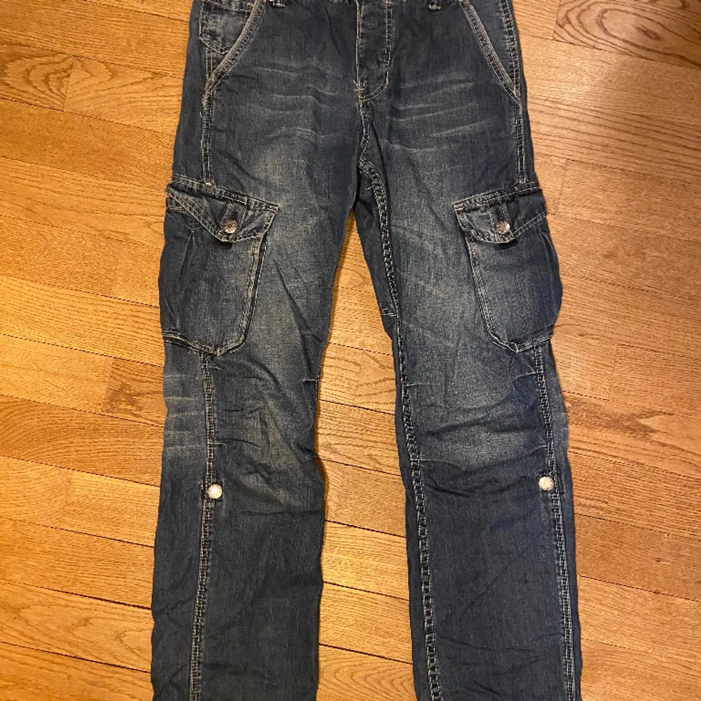 Jeans med snygga cargofickor och metalldetaljer.  Storlek 152, passar nog personer upp till 160cm långa.. Jeans & Byxor.