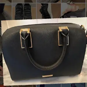 rebecca minkoff väska med Safisno Leather ( Safiano läder - som är mycket slitstark)  Helt ny väska, använt den Max 3 gånger. Har även kvitto - på äkthet.  Kan skicka fler bilder vid förfrågan.  Nypris 4000kr