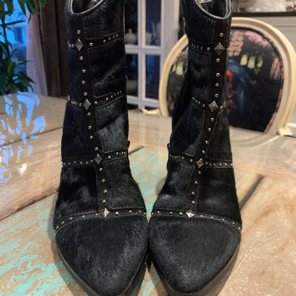 Nu säljer mina härliga boots i läder med lite nitar. Dom är svarta med en mörktonad spegeldetalj på innerdeken av klacken. Inte en enda skavank❣️. Skor.