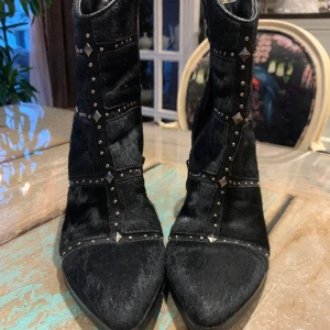 Stövlett/boot - Nu säljer mina härliga boots i läder med lite nitar. Dom är svarta med en mörktonad spegeldetalj på innerdeken av klacken. Inte en enda skavank❣️